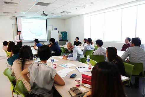 练一段贯口，交一群朋友：美国华人下班后的'声音自习室'